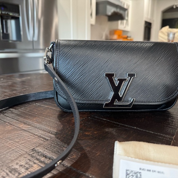 Louis Vuitton Buci Crossbody Black Epi Leather - EXCELLENT Condition - Picture 10 of 15